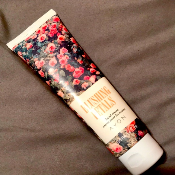 Avon Other - AVON BLUSHING PETALS